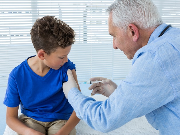 petit garçon se faisant vacciner
