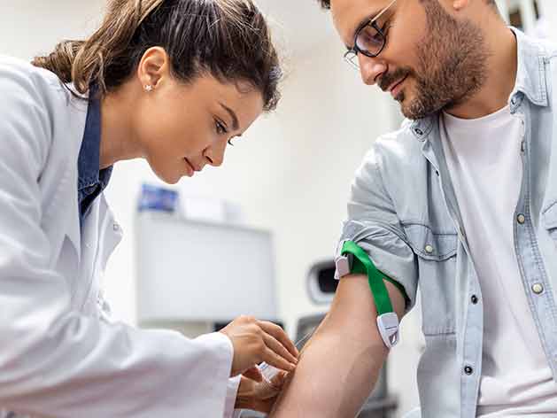 Prise de sang test de dépistage du VIH dans un laboratoire de biologie médicale