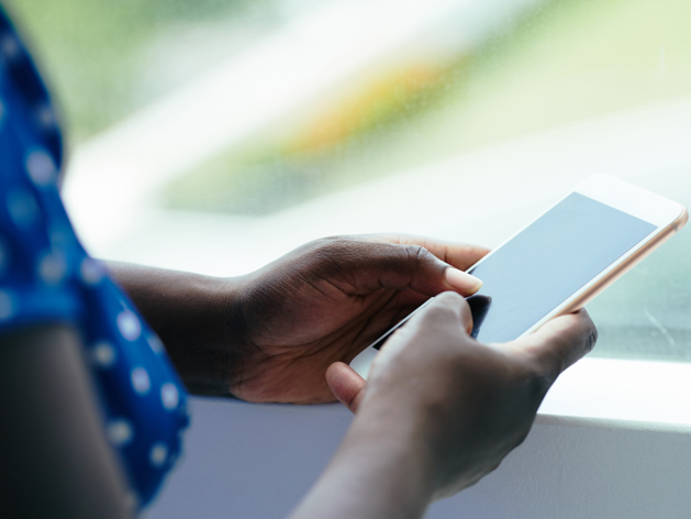 Femme connectée au compte ameli sur son téléphone mobile